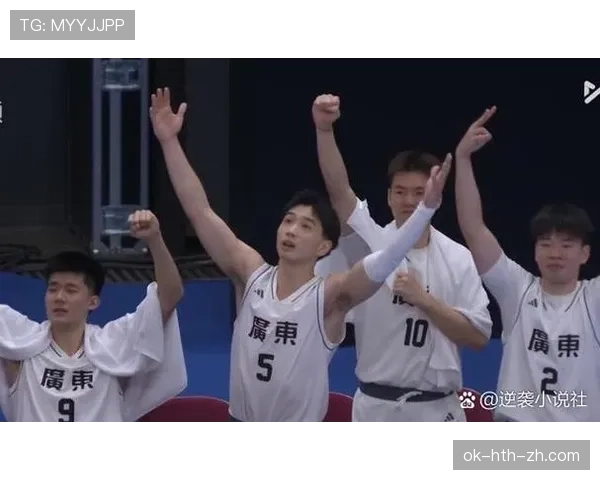 篮球比赛中“进攻犯规”的具体判定标准是什么？